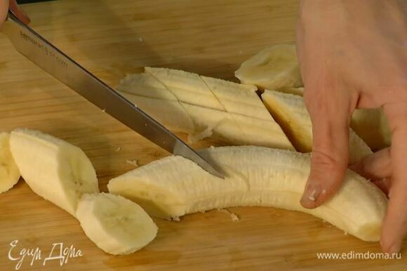 Бананы почистить, нарезать небольшими кусочками, добавить к яично-масляной смеси и взбить все в пюре.