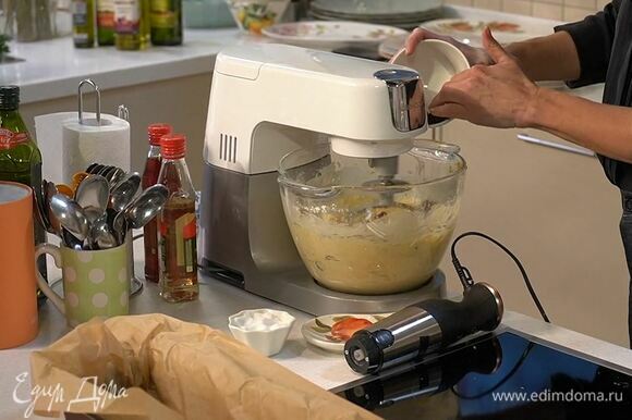 К муке добавить банановую смесь, кусочки манго, цедру лайма и вяленую клюкву, вымешать однородное тесто.