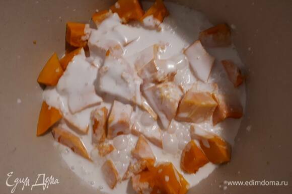 Очистите и нарежьте тыкву хоккайдо, залейте кокосовым молоком, добавьте воды, чтобы она покрывала тыкву, добавьте соль и поставьте вариться (примерно 20 минут).
