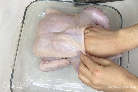 Курицу вымыть и обсушить, срезать шею. Убрать крылья за спинку. Спереди (грудка), сзади (спинка) и на бедрах аккуратно приподнять кожу.
