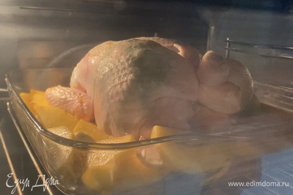 Готовить в разогретой духовке на режиме «верх-низ» при 180°C около 60–80 минут.