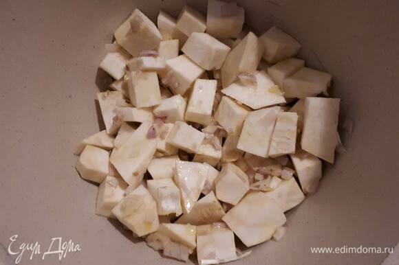 Нарежьте лук и слегка обжарьте. Очистите и нарежьте кубиками сельдерей, добавьте к луку и обжаривайте в течение 3–4 минут.