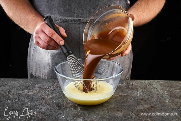 Добавьте растопленный шоколад.