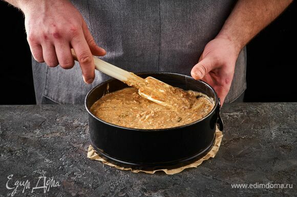 Выложите тесто в форму (24 см). Выпекайте в духовке, разогретой до 180°C, около 50 минут.