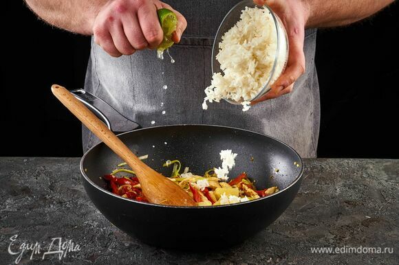 Добавьте сваренный рис и сок лайма к курице с овощами. Перемешайте.