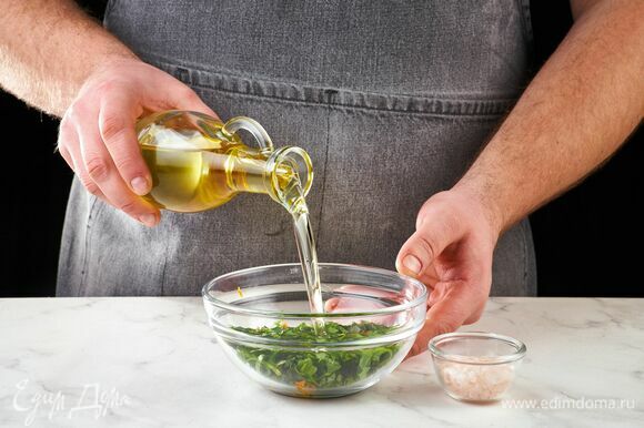 Выложите все в небольшую миску. Добавьте оливковое масло и посолите. Количество масла регулируйте по своему вкусу. Перемешайте. Соус готов.