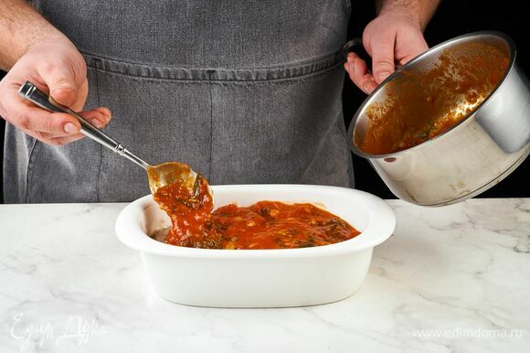 Переложите каннеллони в форму для запекания, полейте томатным соусом.