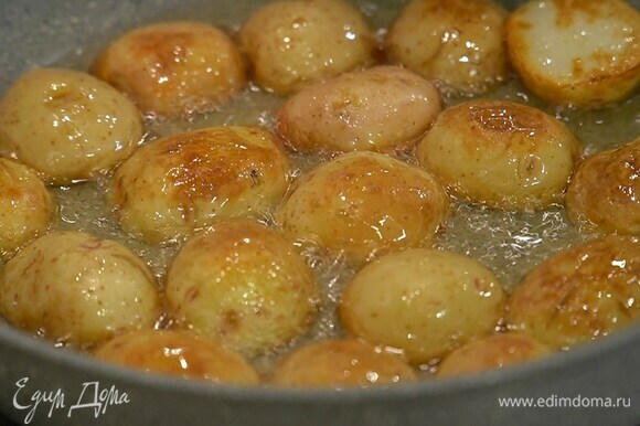 Разогреть в сковороде оливковое масло и обжаривать картофель до появления золотистой корочки, затем выложить на бумажное полотенце, чтобы удалить излишки масла.