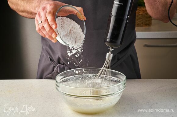 Для глазури взбейте яичные белки с сахарной пудрой.