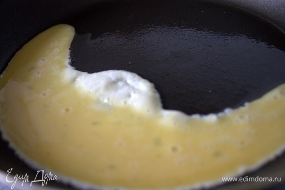 Разогреть сковороду с маслом (растительным или сливочным — по желанию).