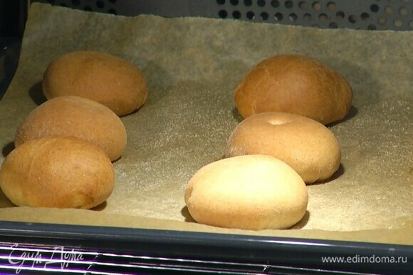 Пончики выложить на противень, выстеленный бумагой для выпечки, и выпекать в разогретой духовке 25–30 минут.