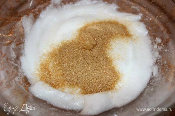 Разогрейте духовку до 180°C. Для дакуаза взбейте белки, затем добавьте сахар и взбейте повторно до получения стойких пиков.