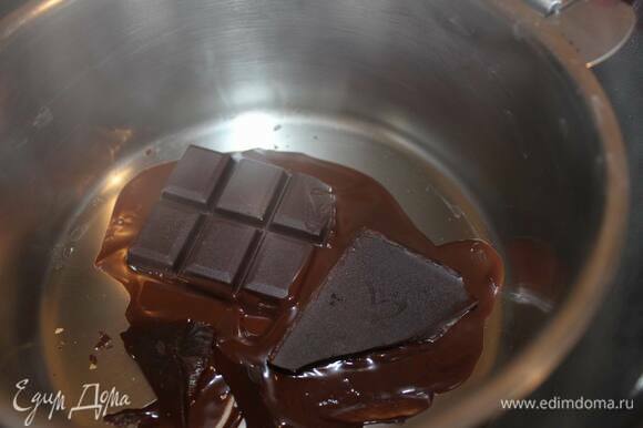 Растопите шоколад на водяной бане (или в микроволновке).