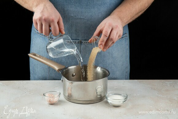 Растворите дрожжи в теплой воде, добавьте соль и сахар.