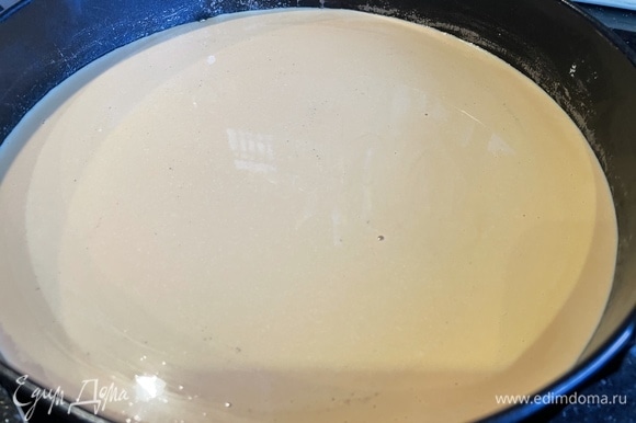 Теперь займемся сырным слоем. Молоко разогрейте до 60°C и смешайте с быстрорастворимым желатином. Добавьте сливочный сыр (у меня маскарпоне) и вареное сгущенное молоко, хорошо взбейте. Вылейте эту смесь на основу и поставьте в холодильник на 1 час.