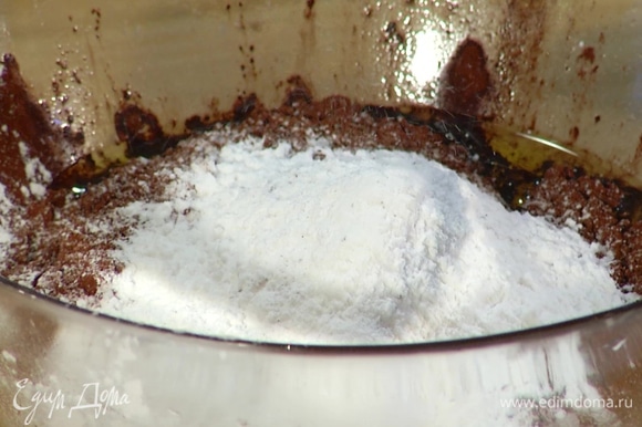 В растопленное масло добавить какао-порошок и сахарную пудру, вымешать все в гладкую, однородную массу.