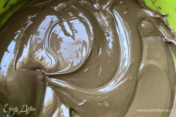 В сухую чистую (важно!) пластиковую емкость всыпать 100 г шоколадных каллет (мы делаем 1 плитку весом 100 грамм). Ставим в микроволновку и растапливаем шоколад. Чем меньше количество шоколада, тем более короткими импульсами. Для 100 г шоколада импульсы должны быть не больше 20 секунд. Прогрели — перемешали. Снова прогрели. Когда видно, что шоколад стал расходиться, начать измерять температуру. Цель — растопить шоколад до температуры 40–42°C. Шоколад должен стать совершенно однородным, непромешанных твердых кусочков быть не должно.