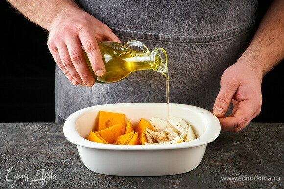 Сбрызните оливковым маслом. Запекайте в духовке при 180°C около 25 минут.