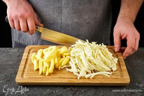 Картофель нарежьте ломтиками, капусту тонко нашинкуйте.