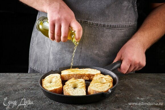 Чиабатту сбрызните оливковым маслом. Подрумяньте хлеб на сковороде-гриль.