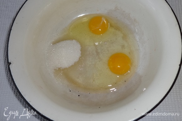 Яйца соединить с сахаром, солью, ванилином, взбить.