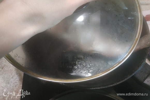 Разогреть оливковое масло на сковороде, растопить в нем сливочное и обжаривать рыбу под крышкой около 5 минут с каждой стороны.