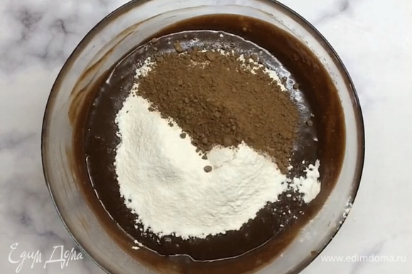 Добавляем просеянную муку, соль и какао. Перемешиваем, чтобы не было комочков и тесто стало однородным.