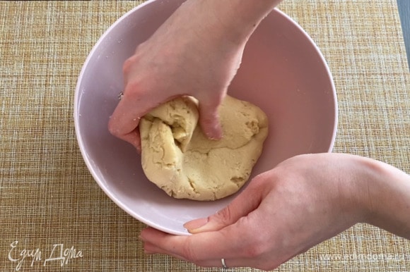 Замешиваю мягкое тесто. Сначала — с помощью лопатки, а когда оно станет густым — руками.