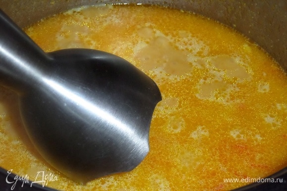 Затем пюрируем суп с помощью блендера.
