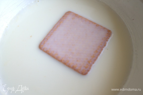 Нагреть молоко и макать в него каждую печенюшку, быстро выкладываем на тарелку или поднос.