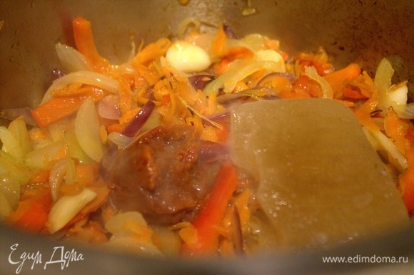 Добавить томатную пасту и концентрированный бульон (сварен куриный и заморожен порциями по 200 мл).