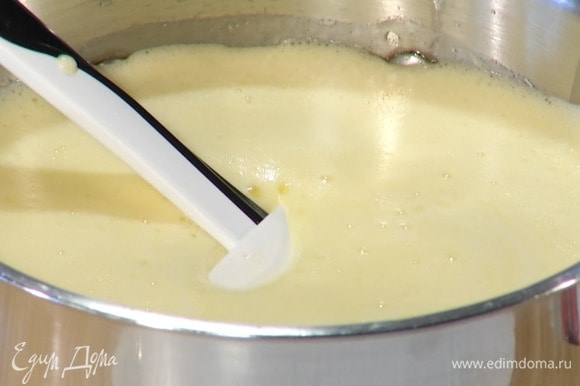 В сахарно-сливочную массу добавить взбитые яйца, влить молоко и перемешать.
