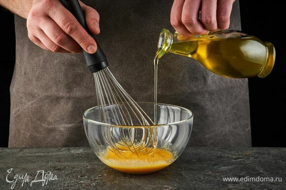 Тонкой струйкой влейте оливковое масло, продолжая взбивать. Взбивайте соус до тех пор, пока он не станет густым.