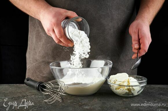 Приготовьте крем: взбейте до кремообразного состояния творожный сыр комнатной температуры со сливками и сахарной пудрой.