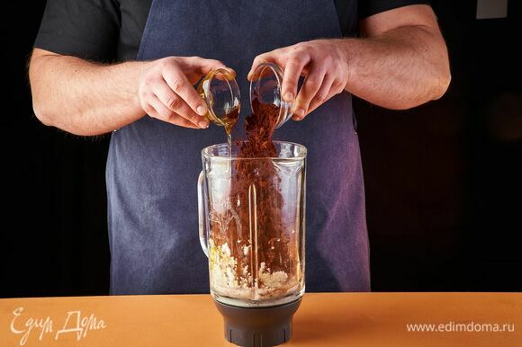 Добавьте какао и мед. Пробейте блендером до однородного состояния.
