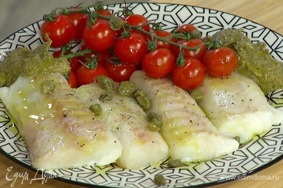 Запеченную треску с помидорами переложить на тарелку, сверху выложить соус, посыпать все каперсами и сбрызнуть оставшимся оливковым маслом.
