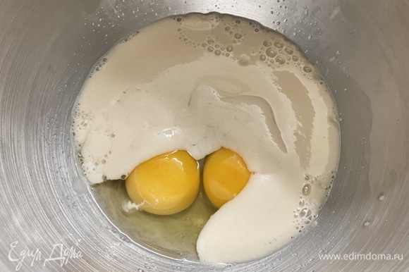 Добавить яйца.
