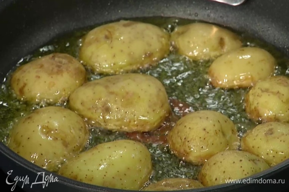 В сковороде разогреть 1 ст. ложку оливкового масла и обжарить картофель с двух сторон до золотистой корочки.