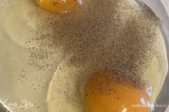 Кляр готовлю самый простой: яйца, мука, черный перец, приправа с перцем.
