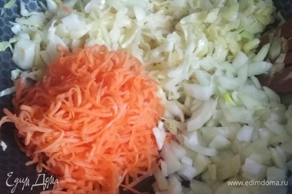 За это время обжарить до прозрачности капусту на растительном масле, добавить к ней нарезанный лук и натертую морковь. Жарить 4–5 минут, помешивая.
