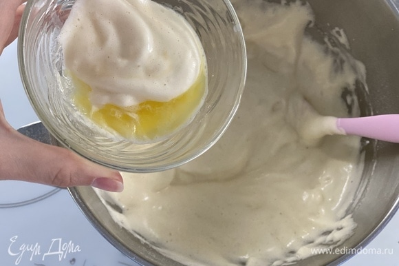 Сливочное масло растопить и соединить с теплым молоком. 2 ст. л. теста смешать с молоком и маслом, добавить к бисквитному тесту и аккуратно смешать.