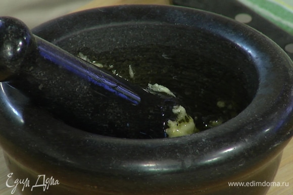 Чеснок почистить и растереть в ступке вместе с солью, оливковым маслом и листьями тимьяна.