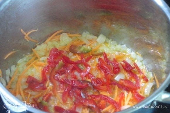 Непосредственно сам суп начинаем готовить прямо в кастрюле с толстым дном — обжариваем лук, морковь и красный болгарский перец. В готовую зажарку вливаем горячий бульон и выкладываем перловую крупу. Варим до готовности крупы.