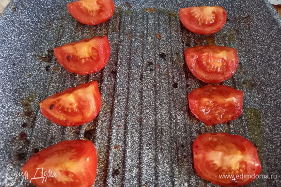 Все на той же сковороде обжариваем томаты, политые оливковым маслом. Сначала их нужно обжарить с одной стороны, потом — с другой, а напоследок — на кожуре.