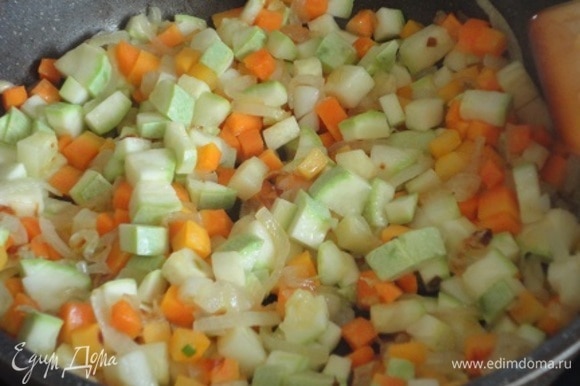 Пока тесто отдыхает, приготовим начинку. Все овощи нарезаем кубиком. В разогретом оливковом масле сначала обжариваем лук, морковь и кабачки минут 5.