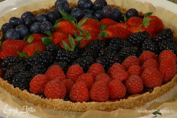 Клубнику разрезать на 4 части и украсить готовый пирог всеми ягодами.