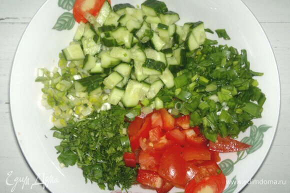 Нарезанные овощи и зелень выложить в миску.