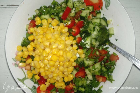 Добавить кукурузу в миску с овощами и зеленью, перемешать.