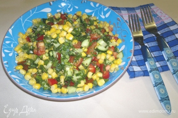 Подать овощной салат с кукурузой к столу. Угощайтесь! Приятного аппетита!