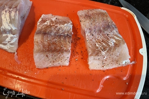 Филе рыбы (у меня судак) промойте, обсушите бумажным полотенцем и нарежьте кусочками примерно по 3 см. Натрите рыбу солью и перцем, поставьте в холодильник на 15–20 минут.